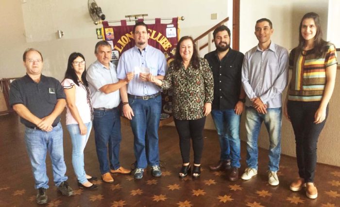 Representantes da AEAA-MA e do Lions Clube no momento da entrega do cheque